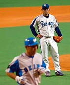 和田を見つめる川上